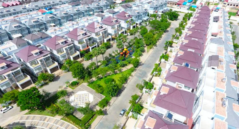 Masterplan visualization of The Star Eternal showing the layout of villas, link houses, clubhouse and pool