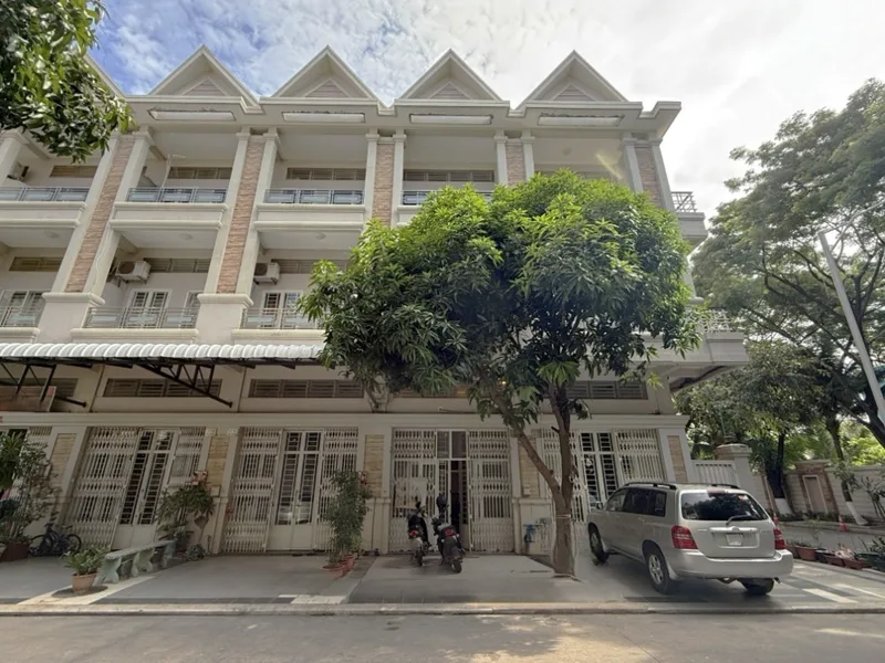 Street-facing facade of a multi-storey link house at The Star Light