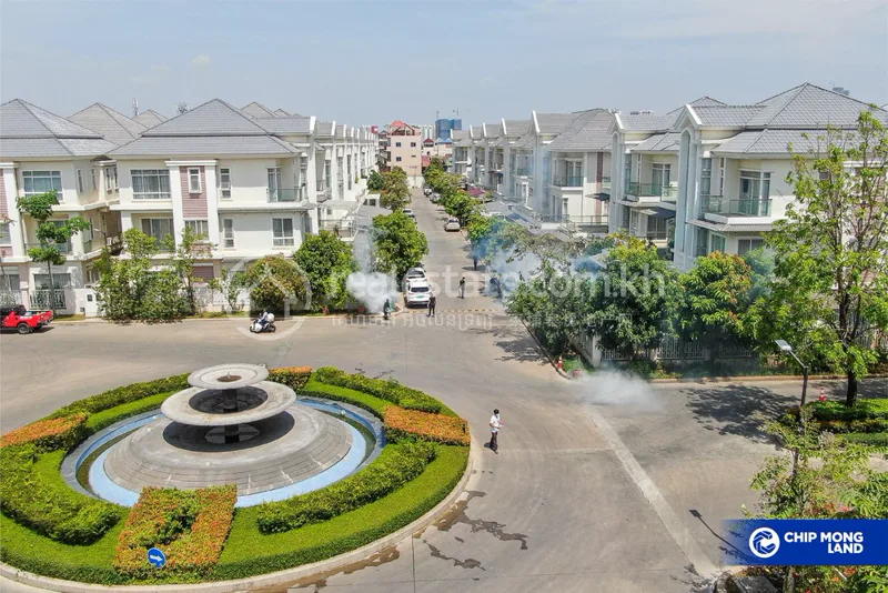 Completed villas lining a landscaped street with a fountain roundabout inside Chip Mong Landmark 271