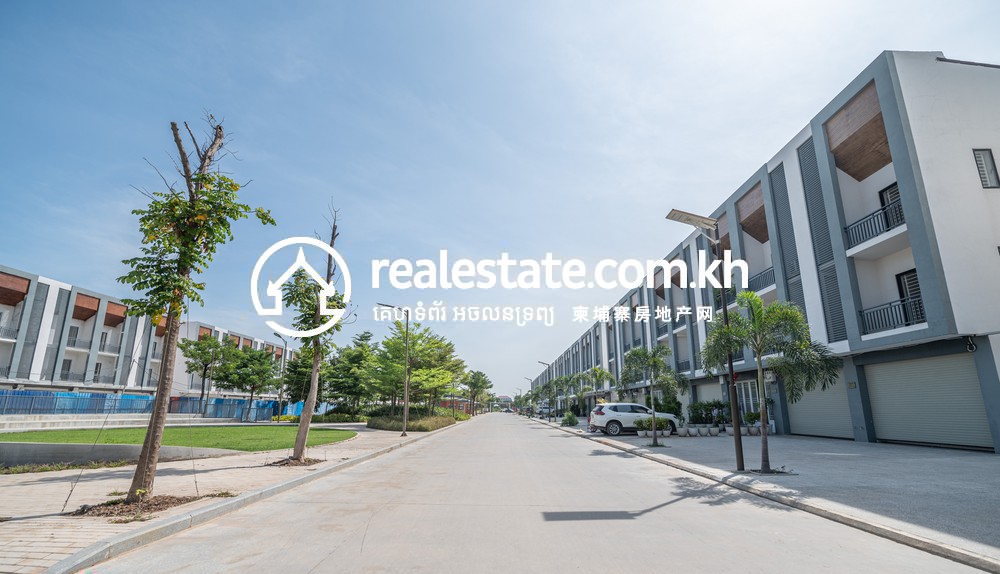 Street of completed ARATA Garden Residences shophouses and linked villas
