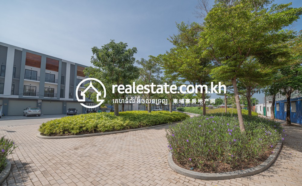 Landscaped central garden among ARATA Garden Residences villas